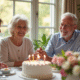 Couple d'anciens souriants lors d'une fête d'anniversaire avec gâteau et fleurs