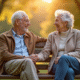 Couple de seniors souriants sur un banc en plein air