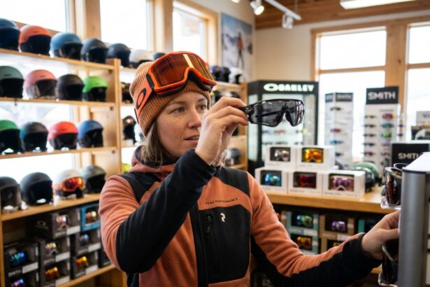 Femme examinant des lunettes de sport dans un magasin de ski spécialisé avant la saison hivernale