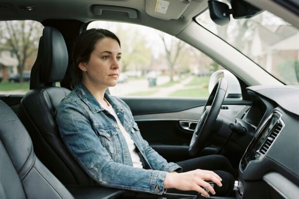 Jeune femme en denim dans une voiture moderne