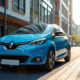 Voiture électrique Peugeot 208 bleue en ville en plein jour